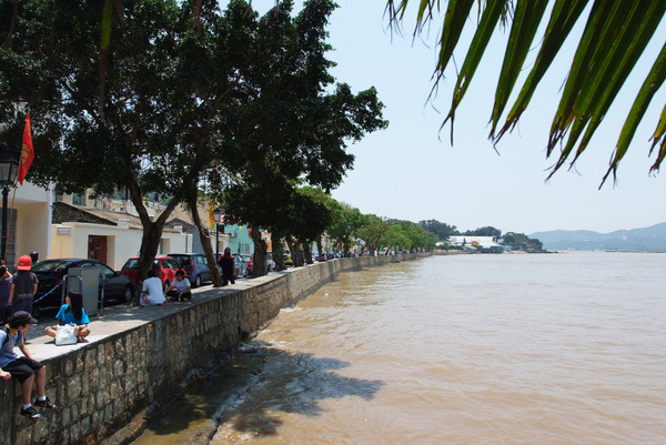 過個小馬路就是海邊