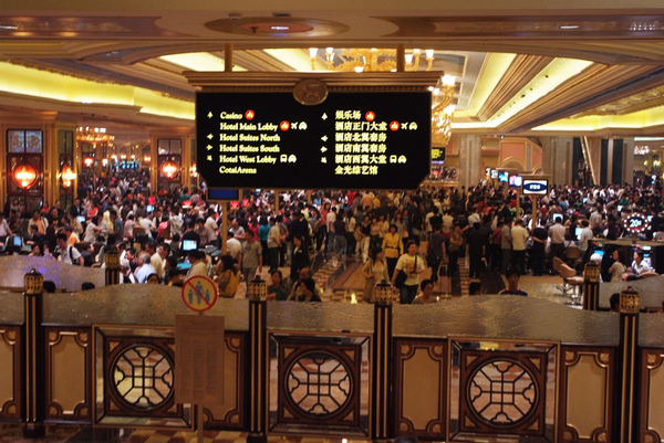 裡面賭場滿滿都是人，中國人就是賭性堅強
