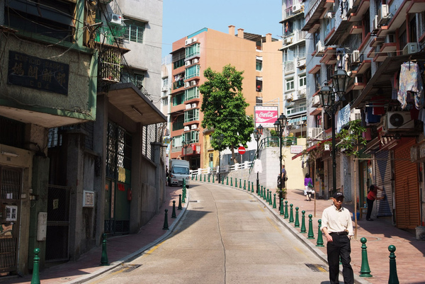 沿著媽閣廟旁的路步行往上