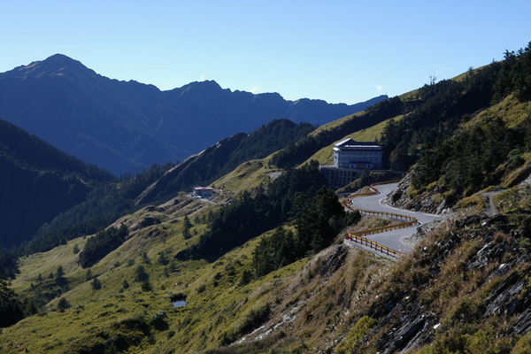 回望蜿蜒山路