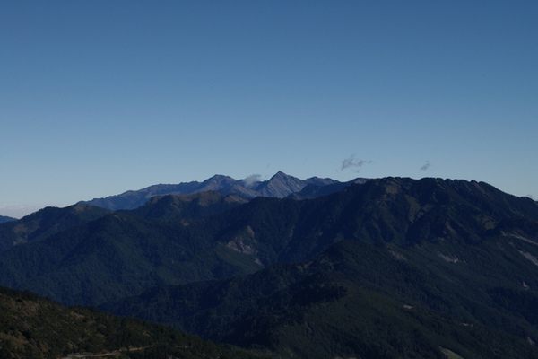 遠眺南湖大山和中央尖山