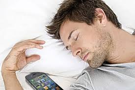 「sleep with phone in hand」的圖片搜尋結果