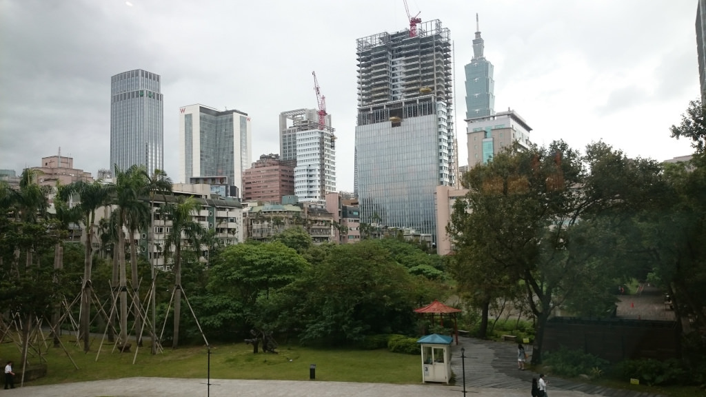 之間 In Between 窗外