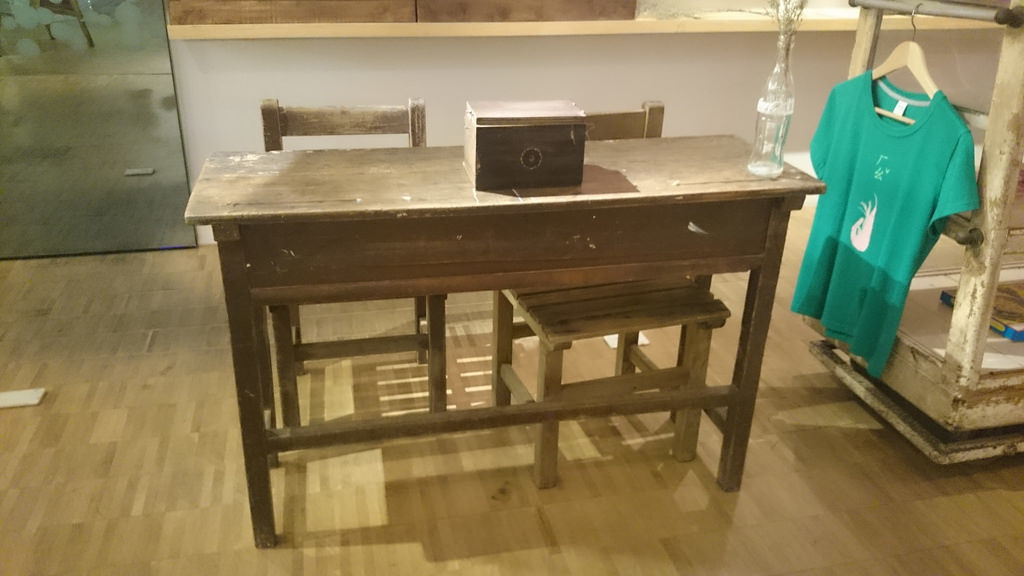古早課桌椅