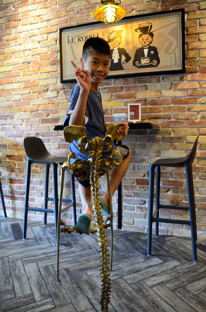 DSC_9990.JPG 紅盒子LE ROUGE 純銅製人骨椅子