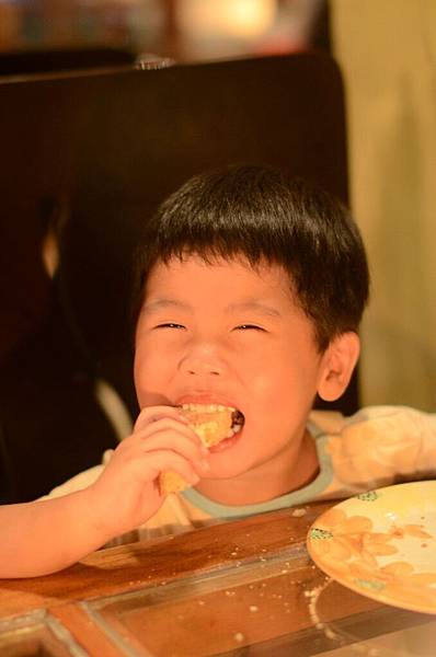 張小弟吃麵包就很滿足了