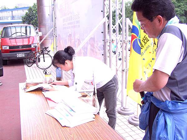 終點領取餐盒和證書