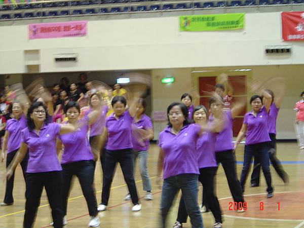 台北縣泰山鄉體育會健康舞蹈委員會的表演
