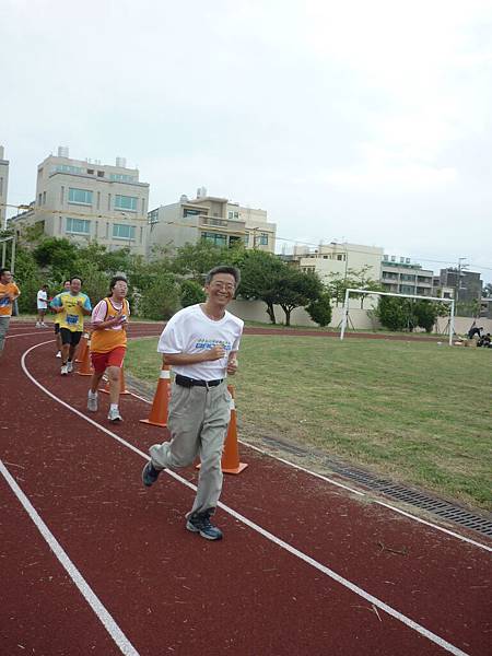 南華國中校長也全程參與路跑