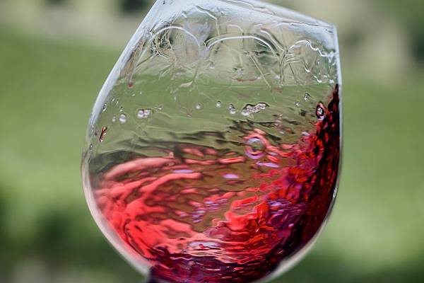 wine-swirling-e1535607018756-900x600.jpg