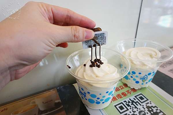 超商冰品 自己的巧克力自己淋 脆皮巧克力香蕉聖代 再冷也要吃冰 米寶麻幸福滿載 痞客邦