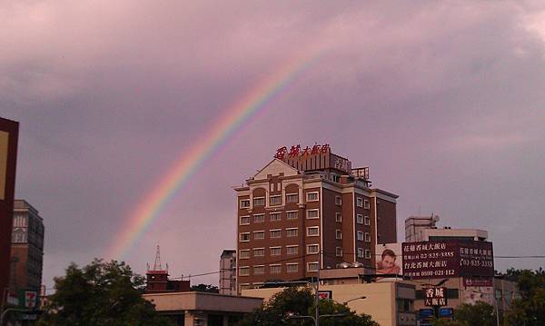前站雨後彩虹