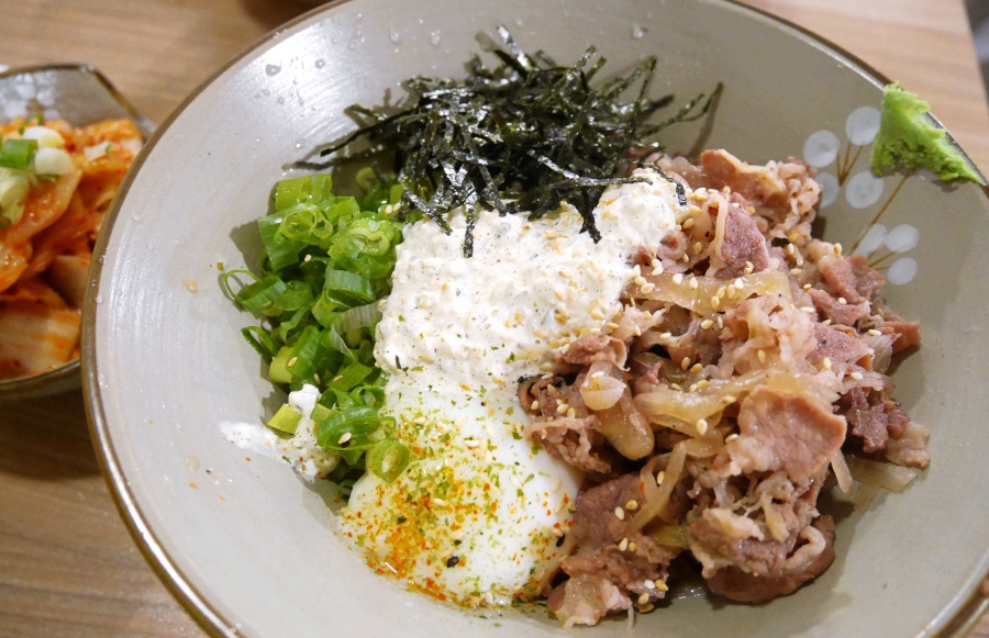 『中和美食』超人氣創意手打麵專賣店-有財號/牛肉手打麵/沙拉牛肉冷麵/韓式泡菜/麻糬布丁/溫泉蛋
