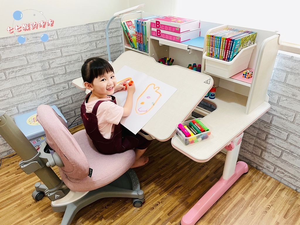 兒童書桌推薦 成長椅推薦 Singbee欣美成長書桌 一張可以從4歲用到18歲的成長型書桌椅 Mit台灣品牌 手搖式升降實在太酷啦 七七猴的泡泡