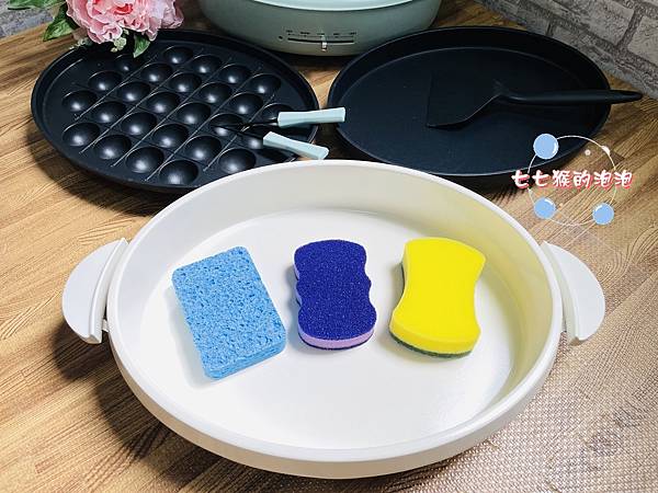 18電烤盤推薦。山水電烤盤。陶瓷深鍋。清洗。不含金鋼砂的菜瓜布.JPG 18電烤盤推薦。山水電烤盤。陶瓷深鍋。清洗。不含金鋼砂的菜瓜布.JPG