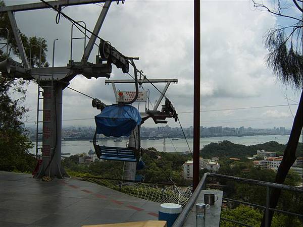 滑車道因颱風故障,只能坐纜車下山