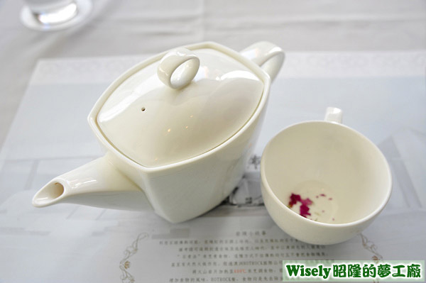 凡爾賽玫瑰奶茶(熱)