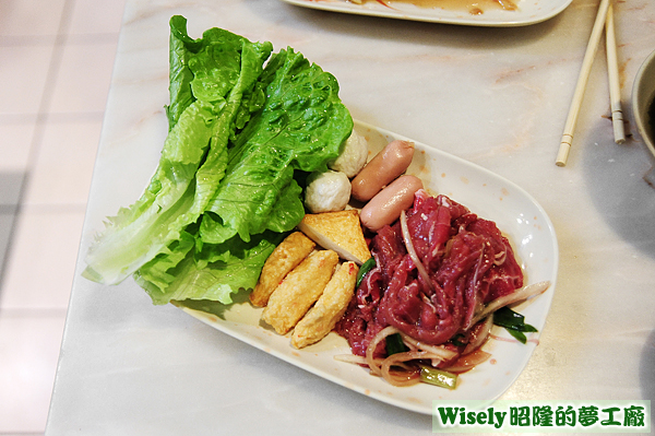 生菜、丸子、豆干、小香腸、牛小排 生菜、丸子、豆干、小香腸、牛小排