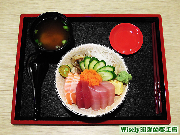 綜合生魚丼