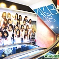 ドンキホーテ(秋葉原店)手扶梯廣告：AKB48