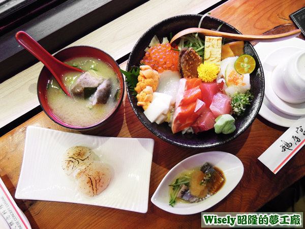 干貝握壽司、果醋秋刀魚、味噌湯、生魚片丼飯 干貝握壽司、果醋秋刀魚、味噌湯、生魚片丼飯