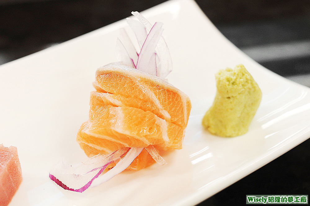 紫洋蔥鮭魚生魚片捲