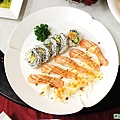 捲壽司和炙燒鮭魚握壽司
