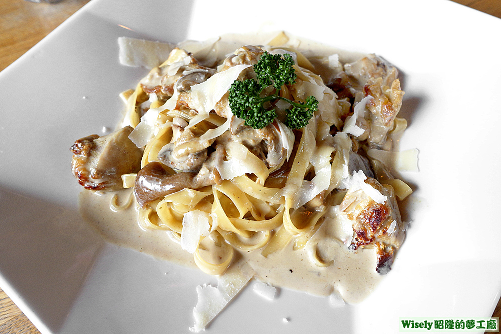 奶油牛肝菌雞肉鳥巢麵Fettuccine ai porcini 奶油牛肝菌雞肉鳥巢麵Fettuccine ai porcini