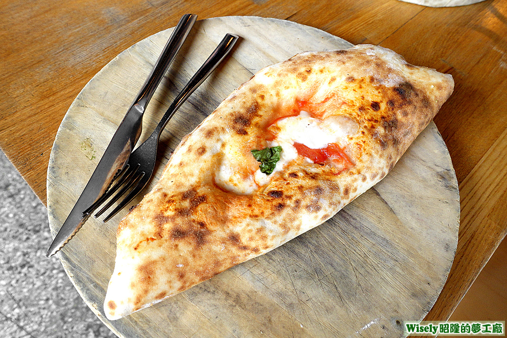 披薩餃-烤哈姆加納頌尼Prosciutto Calzone 披薩餃-烤哈姆加納頌尼Prosciutto Calzone