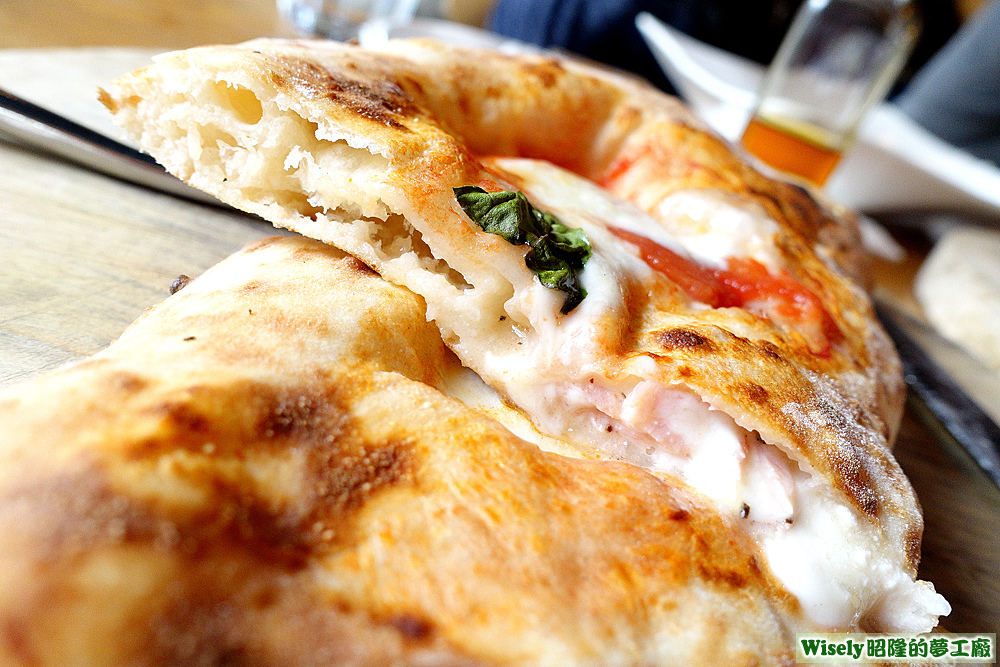 披薩餃-烤哈姆加納頌尼Prosciutto Calzone 披薩餃-烤哈姆加納頌尼Prosciutto Calzone
