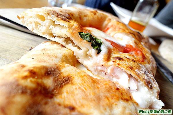 披薩餃-烤哈姆加納頌尼Prosciutto Calzone