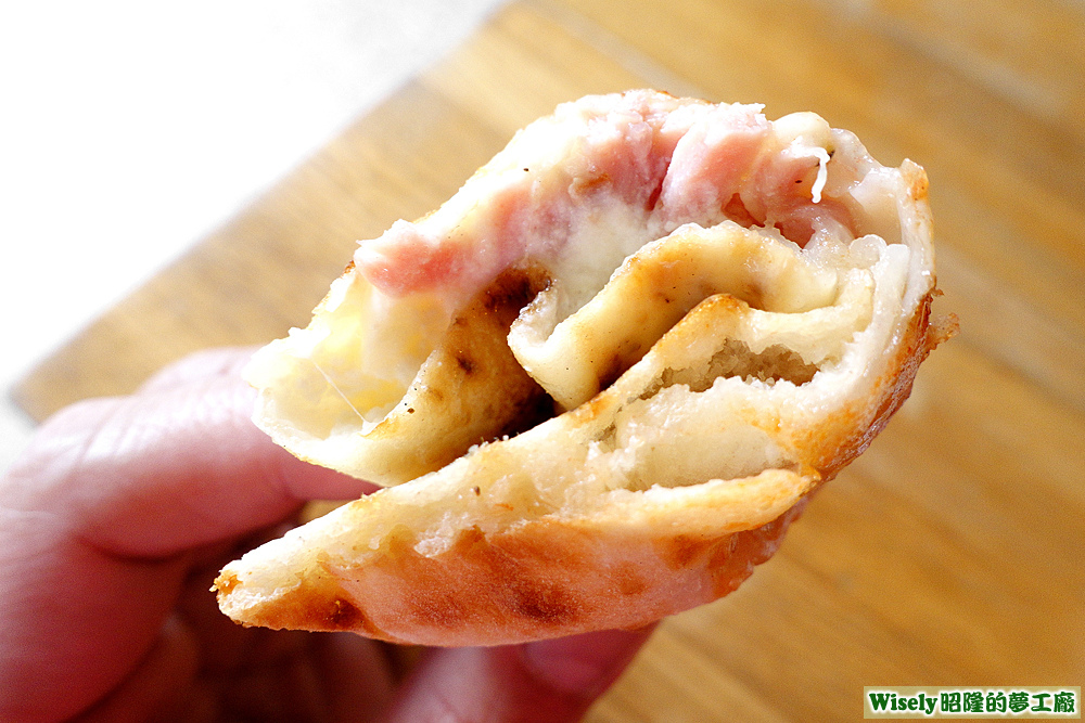 披薩餃-烤哈姆加納頌尼Prosciutto Calzone 披薩餃-烤哈姆加納頌尼Prosciutto Calzone