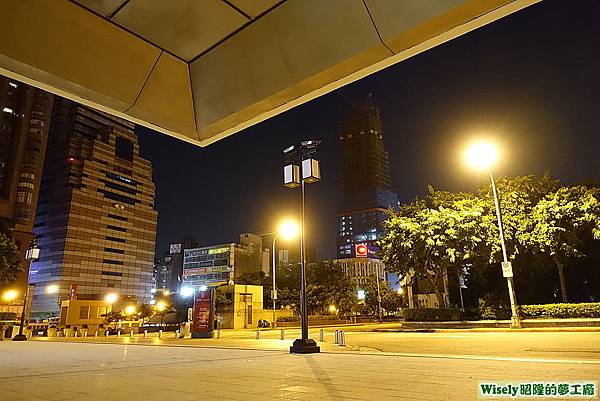 台北車站外夜景