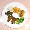 白煮蛋、海帶、油豆腐、滷肉、青菜、馬鈴薯燒(?)、厚蛋、蕃茄炒飯