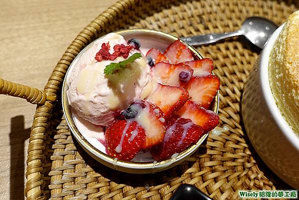 冰淇淋、草莓