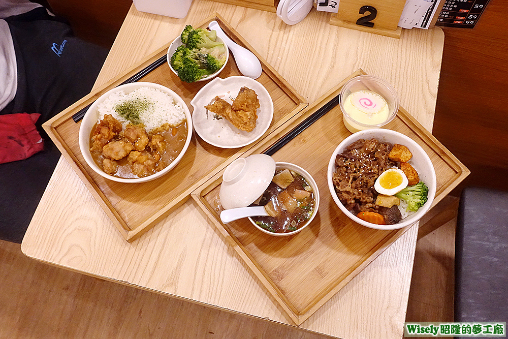 唐揚雞咖哩飯、炙燒牛丼(大盛)、唐揚雞翅、胡麻青花椰、味噌雞湯、茶碗蒸