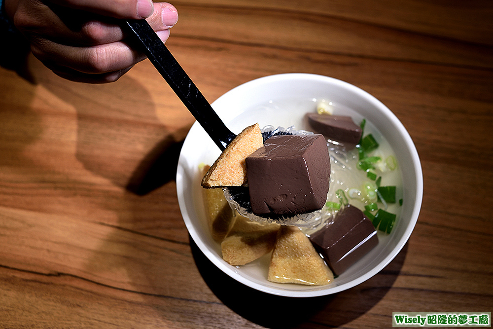 油豆腐細粉鴨血湯