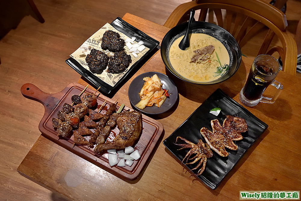 墨魚花枝燒、招牌拉麵、各種串燒、泡菜、烤魷魚 墨魚花枝燒、招牌拉麵、各種串燒、泡菜、烤魷魚