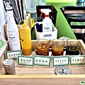 自助醬料區(胡椒/王冠牌烏醋/客家桔醬/客家辣椒/客家米豆醬/客家醬油膏)