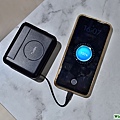 使用MaxCube超能充行動電源充電中