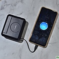 使用MaxCube超能充行動電源充電中