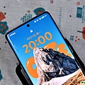 使用MaxCube超能充行動電源充電中