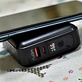 使用MaxCube超能充行動電源充電中