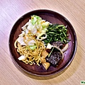 炒麵、炒高麗菜、杏鮑菇米血、炒空心菜