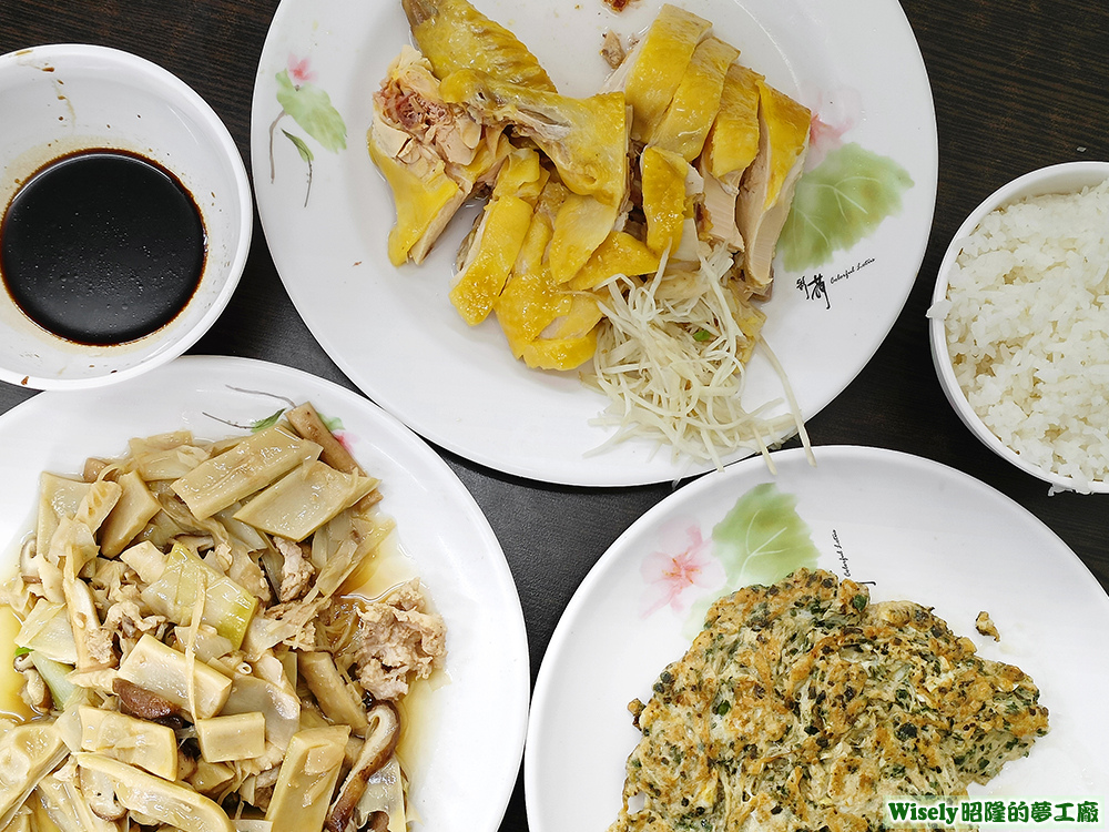 香菇炒竹筍、放山雞、香椿蛋