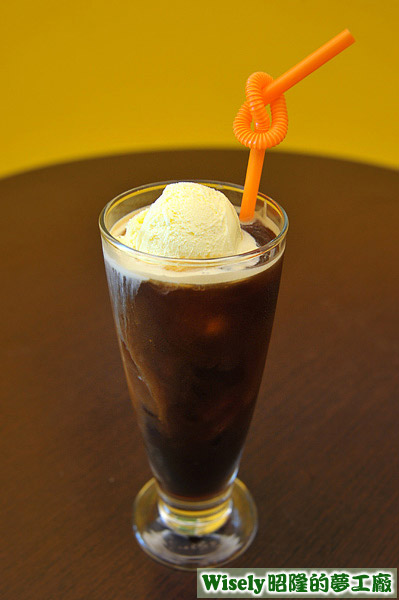 漂浮冰咖啡(咖啡+冰淇淋)