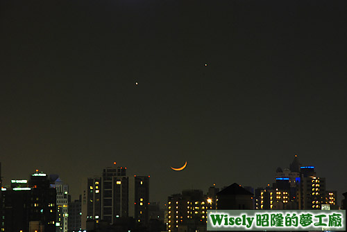 金星(左)、木星(右)、微笑月亮(下) 金星(左)、木星(右)、微笑月亮(下)