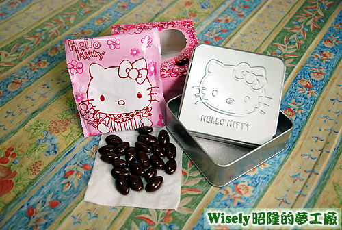 雅慧送萬歲牌Hello Kitty巧克力杏仁果