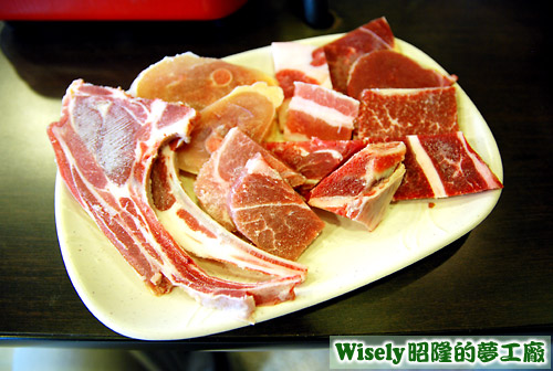 羊排、牛肉、雞腿肉等