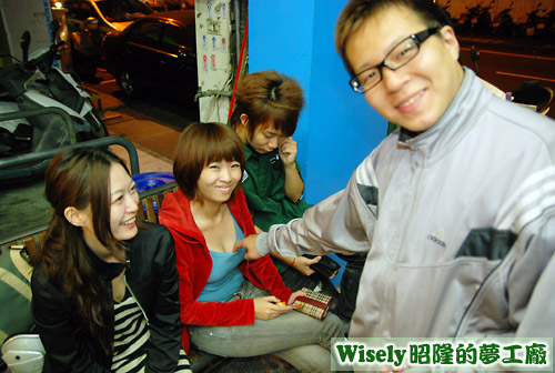 阿明偷拉衣汝的衣服 阿明偷拉衣汝的衣服